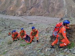 En las tareas de rescate en la provincia de Gansu, en el noroeste de China, participaron unos mil 200 efectivos. Xinhua/Departamento de Bomberos y Rescate de Gansu
