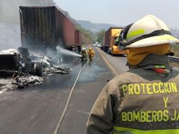 Protección Civil cerró parcialmente la vía para las labores de enfriamiento. ESPECIAL
