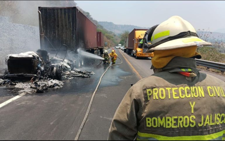 Protección Civil cerró parcialmente la vía para las labores de enfriamiento. ESPECIAL