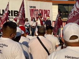 El candidato recogió el malestar de los vecinos. TWITTER / @AlbertoUribeC