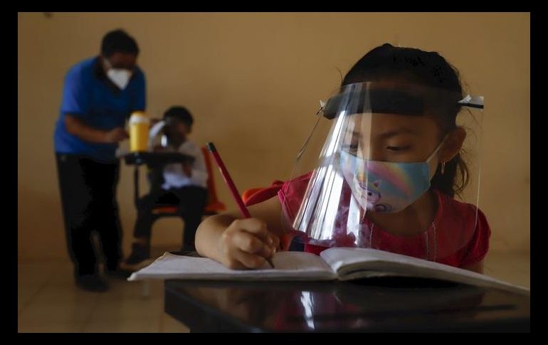 AMLO destacó que es muy importante regresar a las clases presenciales. AP / ARCHIVO