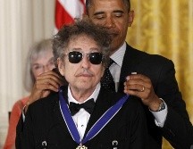Bob Dylan recibiendo la medalla de la libertad. AP/ Archivo