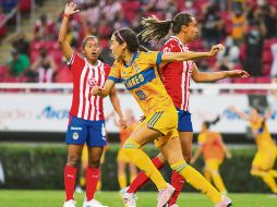 OPORTUNA. Greta Espinoza aprovechó la endeble marca de las zagueras rojiblancas para marcar el gol de la diferencia y con el que las felinas se acercan a otro título. IMAGO7