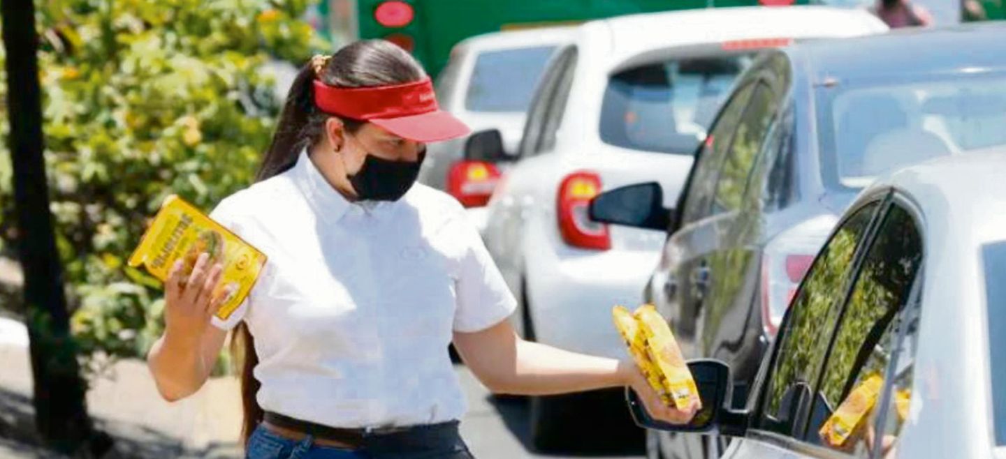 PANORAMA . Ante la pandemia, disminuyeron los trabajadores que ganan más de cinco salarios mínimos al día en México.
