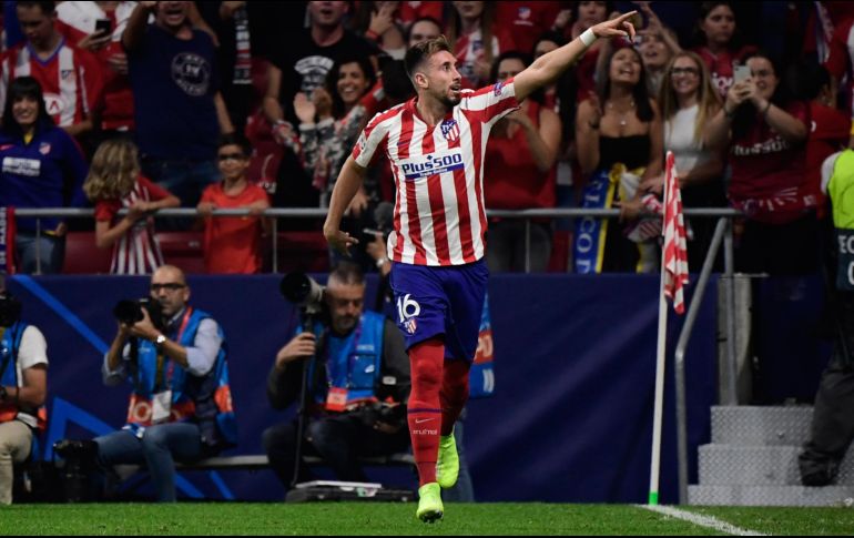 Héctor Herrera señala que donde quiera que esté, su madre debe estar muy orgullosa por el objetivo que consiguió esta temporada. AFP / ARCHIVO