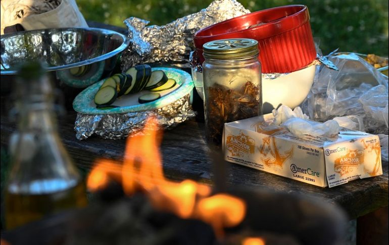 El chef estadounidense nacido en Hong Kong mostró cómo recolectar, cocinar y preparar cigarras como una forma de hablar sobre métodos alternativos de cultivo y alimentación. AFP/A. Caballero
