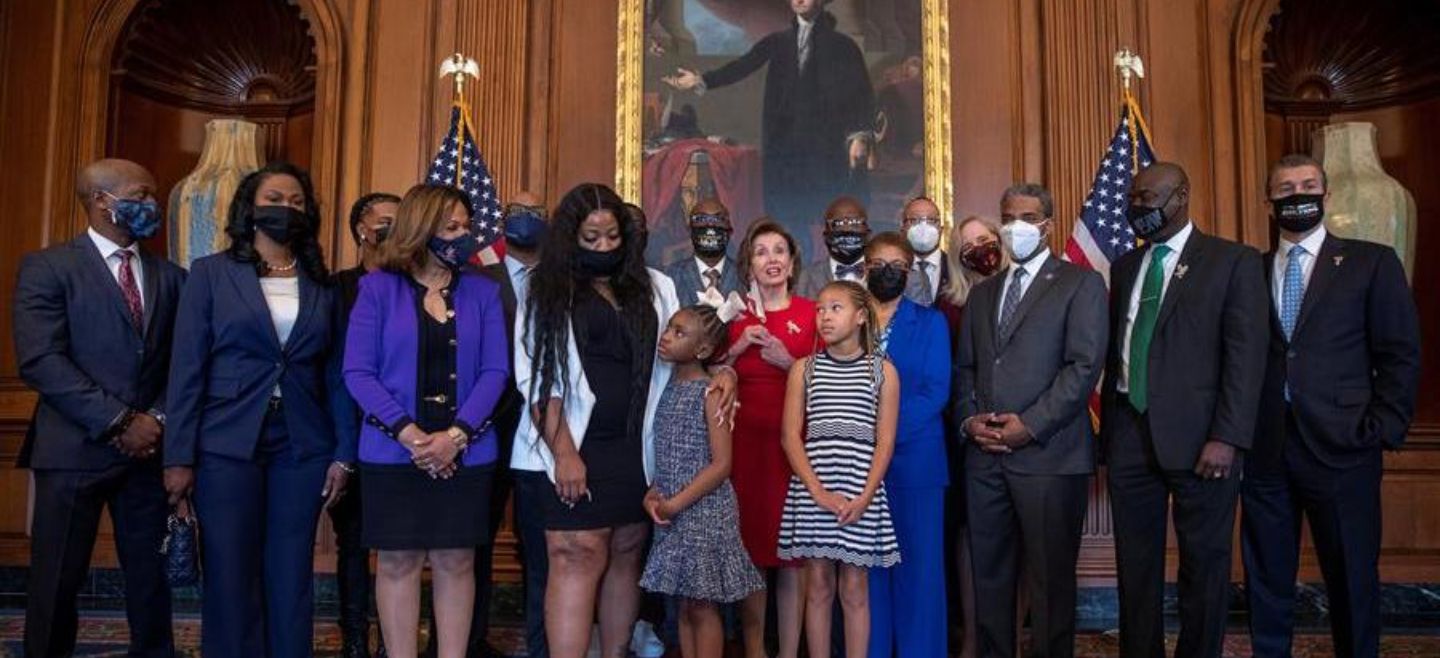La presidenta de la Cámara de Representantes, Nancy Pelosi, y otros legisladores participan en una reunión con la familia del difunto George Floyd en el Capitolio de los Estados Unidos. EFE/S. Thew