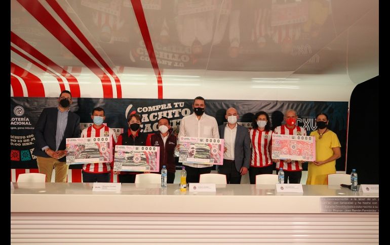 En estos billetes aparecen imágenes del Estadio Akron, la afición rojiblanca, Jorge Vergara y jugadores históricos del club. ESPECIAL/CHIVAS