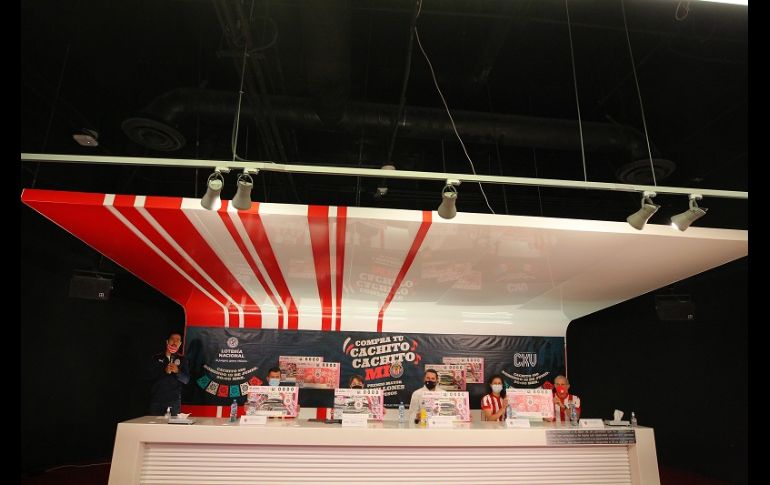 En estos billetes aparecen imágenes del Estadio Akron, la afición rojiblanca, Jorge Vergara y jugadores históricos del club. ESPECIAL/CHIVAS