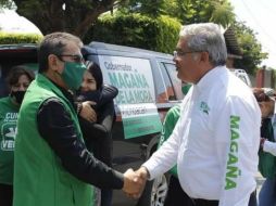 Omar Plancarte (i), un empresario dedicado a la producción de aguacate en la región de Uruapan, denunció en 2012 la desaparición de sus hijos Omar Alberto y Miguel Noé. TWITTER/@OmarxUruapan