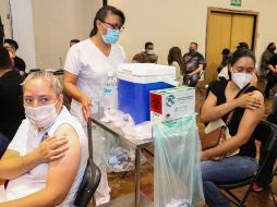 La información se dio tras difundirse en la prensa mexicana declaraciones de Zhu Tao, director científico de CanSino, en las que supuestamente advierte de que la vacuna pierde eficacia después de seis meses. EFE / SEP