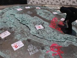 Una mujer protesta en el Mausoleo Adolfo López Mateos por los feminicidios ocurridos en el municipio de Atizapan, en el Estado de México. EFE/S. Gutiérrez