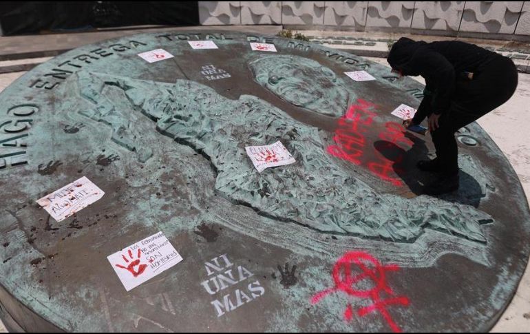 Una mujer protesta en el Mausoleo Adolfo López Mateos por los feminicidios ocurridos en el municipio de Atizapan, en el Estado de México. EFE/S. Gutiérrez