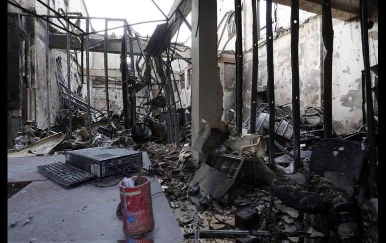 Fotografía aérea realizada con un dron que muestra las cenizas y los escombros que dejó un incendio provocado en el Palacio de Justicia de Tuluá. EFE/E. Guzmán