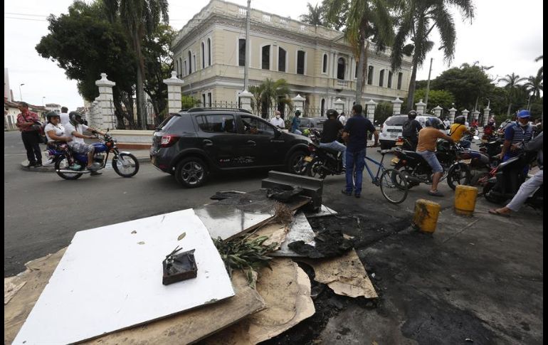 Fotografía aérea realizada con un dron que muestra las cenizas y los escombros que dejó un incendio provocado en el Palacio de Justicia de Tuluá. EFE/E. Guzmán