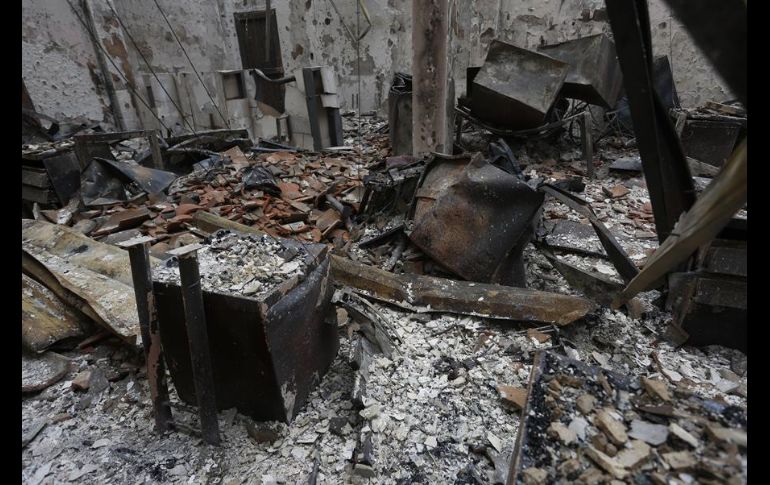 Fotografía aérea realizada con un dron que muestra las cenizas y los escombros que dejó un incendio provocado en el Palacio de Justicia de Tuluá. EFE/E. Guzmán