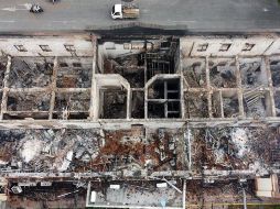 Fotografía aérea realizada con un dron que muestra las cenizas y los escombros que dejó un incendio provocado en el Palacio de Justicia de Tuluá. EFE