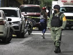 Un elemento del Ejército resguarda el sitio donde fue asesinada la candidata a la presidencia municipal por Movimiento Ciudadano (MC), Alma Rosa Barragán, en Moroleón. EFE