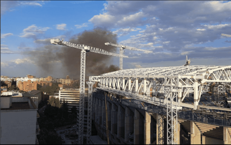 El estadio provocó humo que alertó a la zona. TWITTER / @nuriapiera