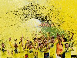 SE PINTA DE AMARILLO Jugadores del equipo ibérico celebran tras la conquista del título. EFE