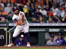 El venezolano Altuve inauguró el encuentro con un garrotazo de cuatro esquinas. AFP