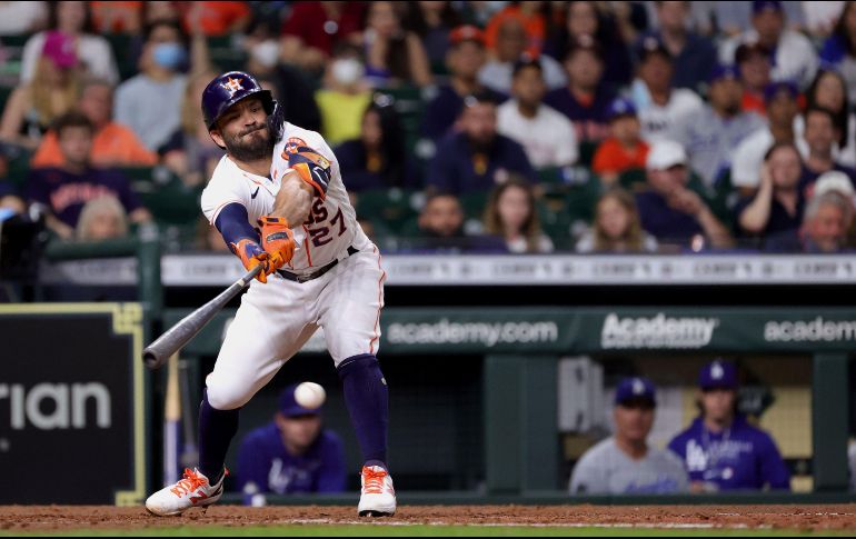 El venezolano Altuve inauguró el encuentro con un garrotazo de cuatro esquinas. AFP