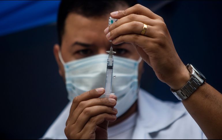 AMLO destaca que este martes y miércoles se han aplicado más de 700 mil dosis en el país. AP / B. Prado