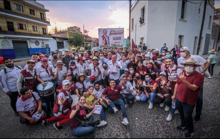 Al ritmo de tambores de batucada, cientos de personas se reunieron en torno al aspirante. ESPECIAL