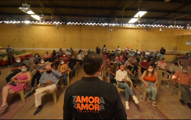 El candidato sostuvo una reunión con comerciantes de los tianguis del municipio, a quienes prometió la entrega de un carnet para darles derechos y obligaciones. ESPECIAL