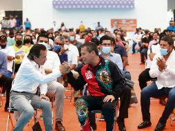 Lemus estuvo acompañado de figuras como Julio César Chávez y Pavel Pardo. ESPECIAL