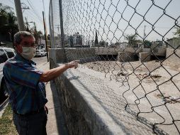 El punto conflictivo es el cruce de Aztlán y José López Portillo, donde un puente confinó el canal en tres colectores de poca capacidad que se pueden taponear fácil con el material que arrastra el agua. EL INFORMADOR / G. Gallo