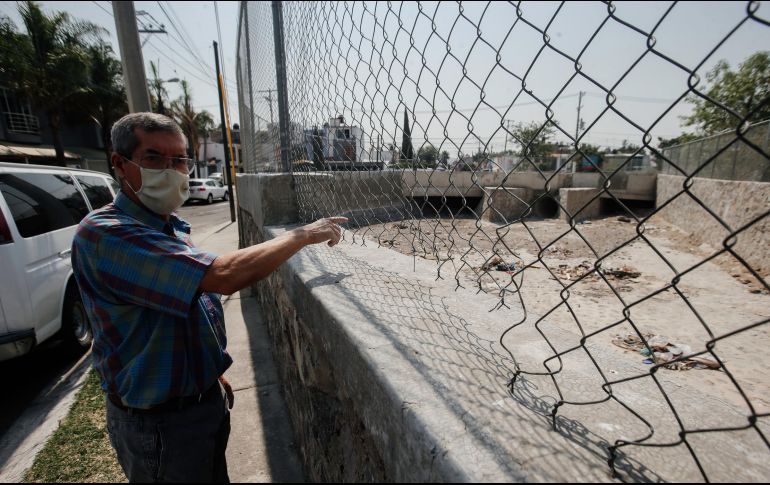 El punto conflictivo es el cruce de Aztlán y José López Portillo, donde un puente confinó el canal en tres colectores de poca capacidad que se pueden taponear fácil con el material que arrastra el agua. EL INFORMADOR / G. Gallo