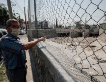El punto conflictivo es el cruce de Aztlán y José López Portillo, donde un puente confinó el canal en tres colectores de poca capacidad que se pueden taponear fácil con el material que arrastra el agua. EL INFORMADOR / G. Gallo