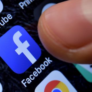 Facebook desactiva el modo oscuro; así puedes recuperarlo