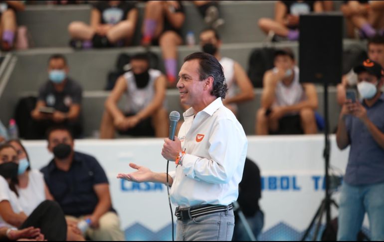 El abanderado naranja se compromete a crear la Copa Guadalajara, el torneo de fútbol de barrios más grande de la ciudad. ESPECIAL