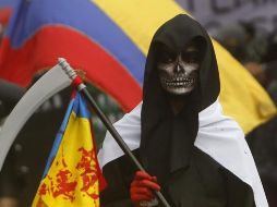 Una persona disfrazada participa en una nueva jornada de protestas en Medellín. EFE/L. Noriega