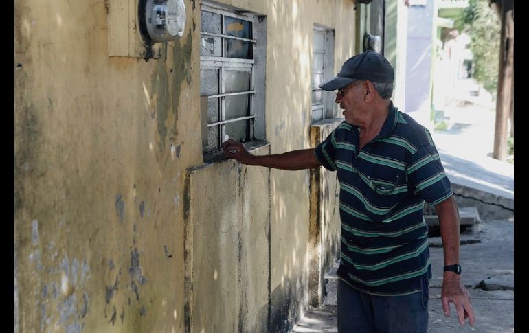 El agua subió a 1.30 metros durante la tormenta del 25 de julio del 2020; un vecino señala la altura que alcanzó durante la inundación. EL INFORMADOR/G. Gallo