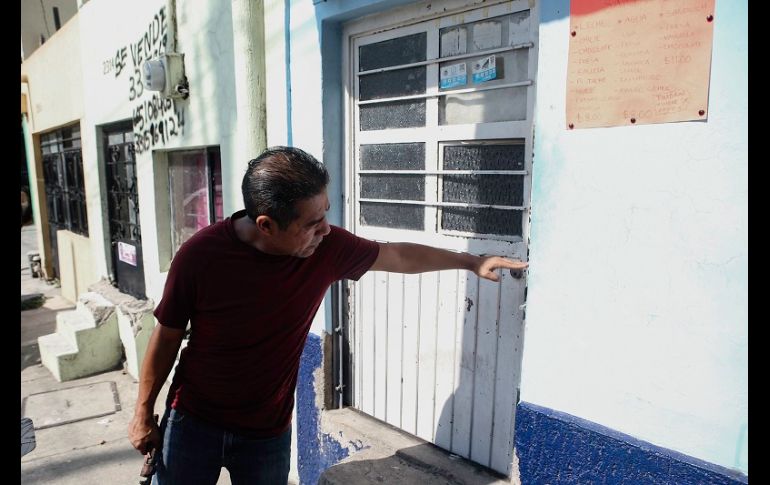 El agua subió a 1.30 metros durante la tormenta del 25 de julio del 2020; un vecino señala la altura que alcanzó durante la inundación. EL INFORMADOR/G. Gallo
