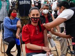 Sheinbaum, de 58 años, fue vacunada en la Escuela Nacional Preparatoria de la Universidad Nacional Autónoma de México (UNAM), en la alcaldía Tlalpan. TWITTER / @Claudiashein
