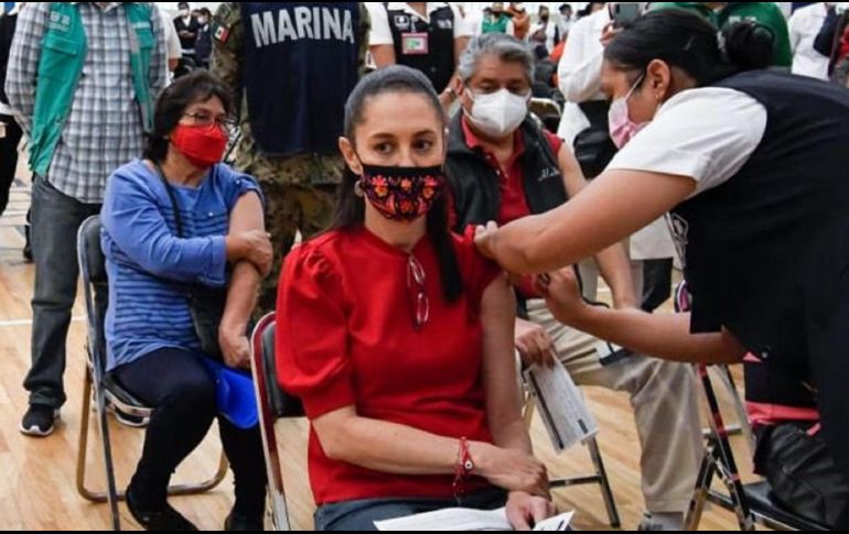 Sheinbaum, de 58 años, fue vacunada en la Escuela Nacional Preparatoria de la Universidad Nacional Autónoma de México (UNAM), en la alcaldía Tlalpan. TWITTER / @Claudiashein