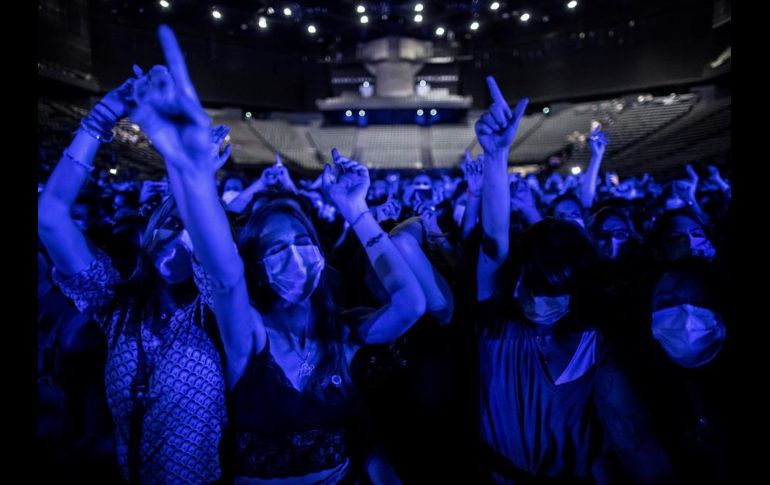 Los asistentes a este concierto no estuvieron obligados a guardar las distancias, pero sí a llevar mascarilla. EFE/I. Langsdon