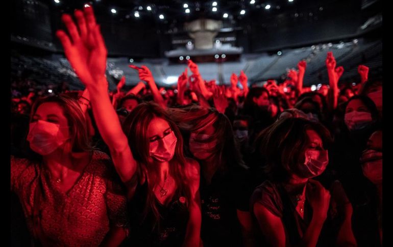 Los asistentes a este concierto no estuvieron obligados a guardar las distancias, pero sí a llevar mascarilla. EFE/I. Langsdon
