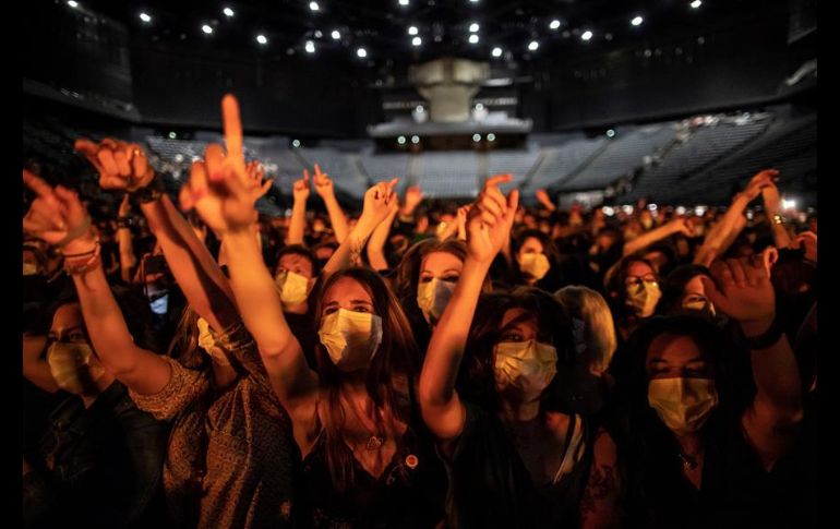 Los asistentes a este concierto no estuvieron obligados a guardar las distancias, pero sí a llevar mascarilla. EFE/I. Langsdon