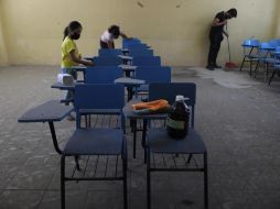 Grupos de padres de familia realizan tareas de limpieza en una escuela de la Ciudad de México. EFE/S. Gutiérrez