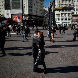 Fotogalería: Argentinos protestan contra el confinamiento bailando tango