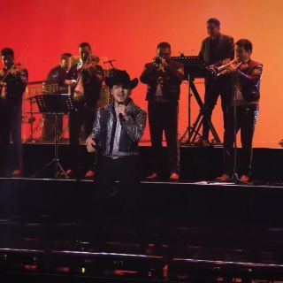 Christian Nodal consiente a sus fans con concierto virtual