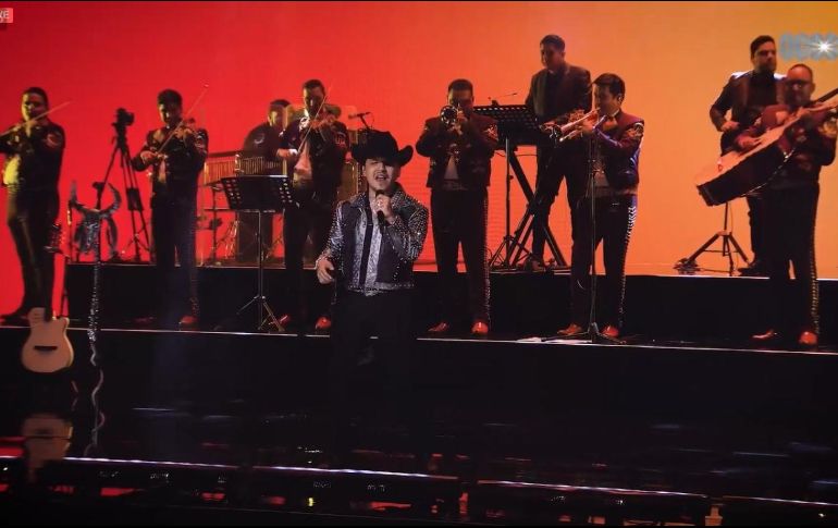 Nodal interpretó temas como “Me dejé llevar”, “El dolor con el licor”, “Aquí sigo tras de ti”, “Aquí abajo”, “Nace un borracho”, “No te contaron mal”, “Eres” y “Mamacita”. ESPECIAL