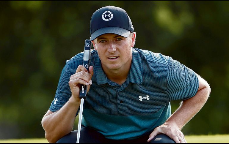 EN CONTROL. Jordan Spieth sólo es presionado por Jason Kokrak, al que le aventaja por un golpe. AFP