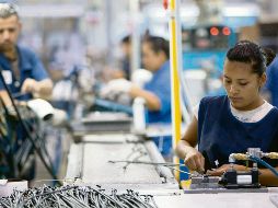 VULNERABLES. El desempleo provocado por el coronavirus pegó más a las mujeres que a los hombres. AFP