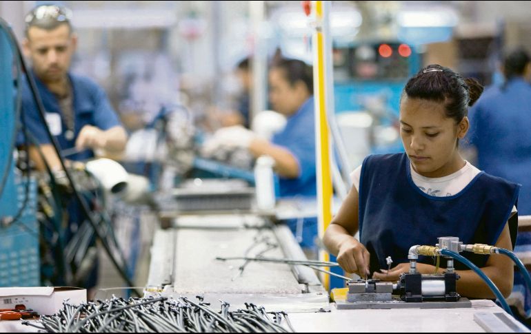 VULNERABLES. El desempleo provocado por el coronavirus pegó más a las mujeres que a los hombres. AFP